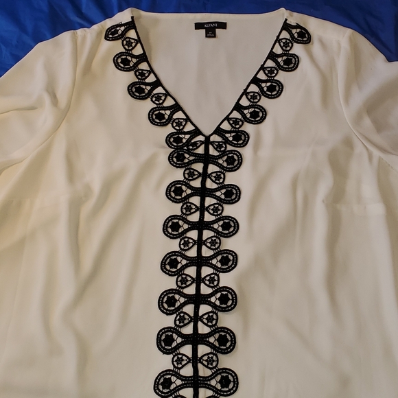 Alfani Tops - NWT Alfani White Printed Blouse W/ Black Detail At Neckline Women's Size 2X